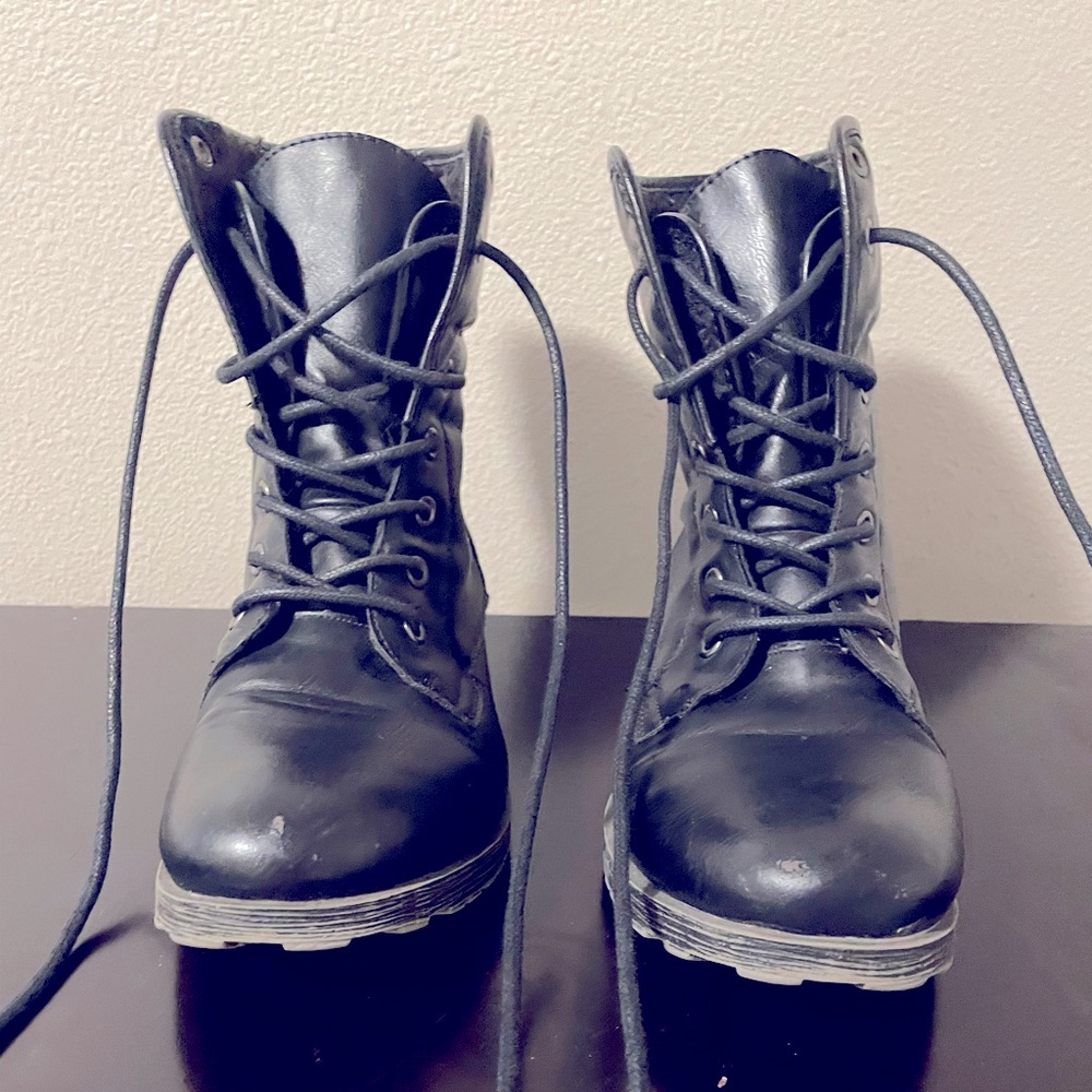 Black women’s ankle boots. Size 8.